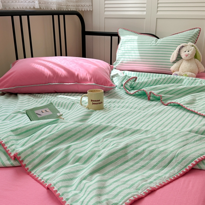 91家纺网 家纺一手货源 找家纺 柚子 2024新款三角针条纹全棉水洗棉夏被四件套 问夏 绿红