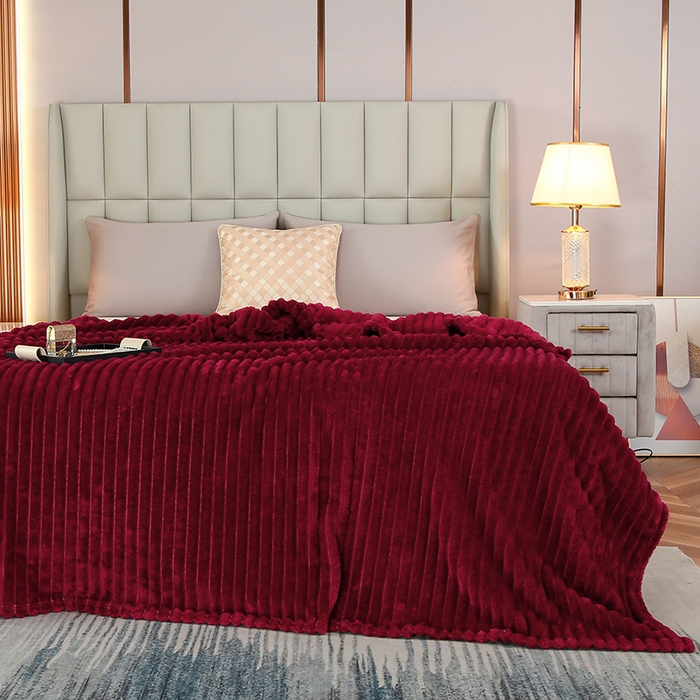 91家纺网 家纺一手货源 找家纺 枋梢跨境电商 2025新款加厚加宽抽条3.3cm法兰绒牛奶绒盖毯 酒红