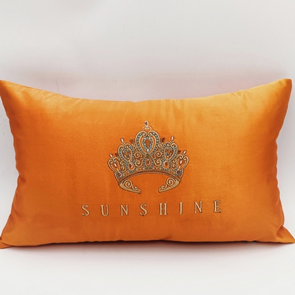 91家纺网 家纺一手货源 找家纺 澜屿 2024新款禅丝高精密刺绣小抱枕头枕芯腰靠枕 爱洛皇冠-亮橙