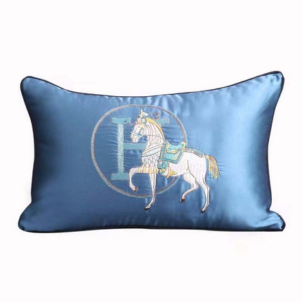 91家纺网 家纺一手货源 找家纺 澜屿 2024新款禅丝高精密刺绣小抱枕头枕芯腰靠枕 马-蓝