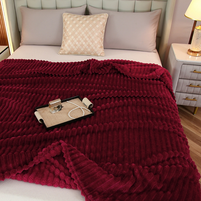 91家纺网 家纺一手货源 找家纺 枋梢跨境电商 2025新款加厚加宽抽条3.3cm法兰绒牛奶绒盖毯 酒红