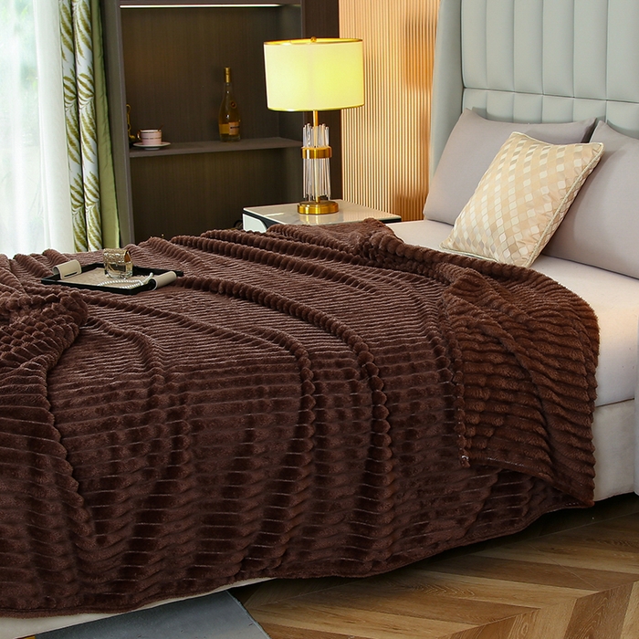 91家纺网 家纺一手货源 找家纺 枋梢跨境电商 2025新款加厚加宽抽条3.3cm法兰绒牛奶绒盖毯 咖啡