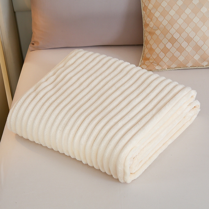 91家纺网 家纺一手货源 找家纺 枋梢跨境电商 2025新款加厚加宽抽条3.3cm法兰绒牛奶绒盖毯 米白