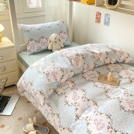 91家纺网 家纺一手货源 找家纺 芷凡家纺 2024新款云朵棉印花学生三件套四件套 淑女兔