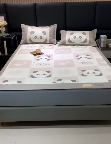 91家纺网 家纺一手货源 找家纺 宜家坊 2024新款A类抗菌数码印花冰藤凉席 床笠款-熊猫格格