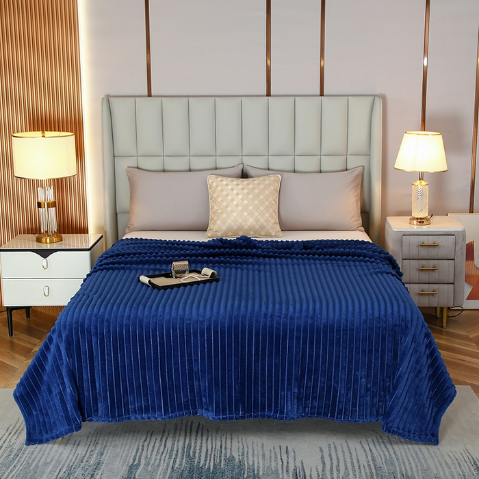 91家纺网 家纺一手货源 找家纺 枋梢跨境电商 2025新款加厚加宽抽条3.3cm法兰绒牛奶绒盖毯 宝蓝