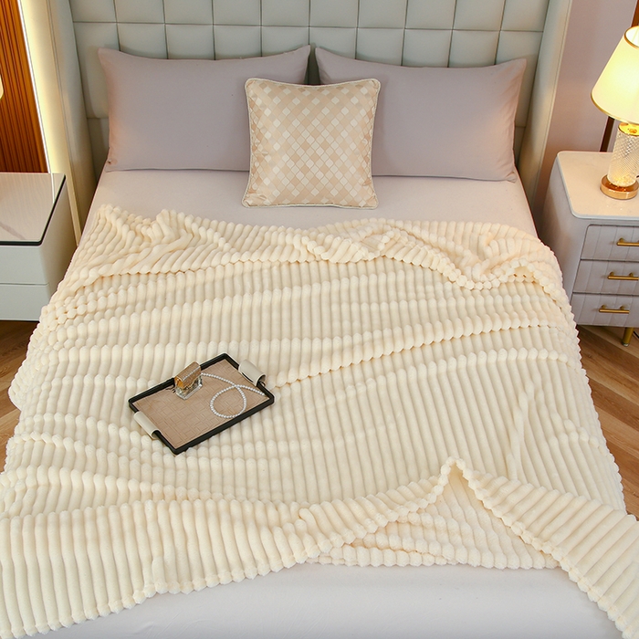 91家纺网 家纺一手货源 找家纺 枋梢跨境电商 2025新款加厚加宽抽条3.3cm法兰绒牛奶绒盖毯 米白