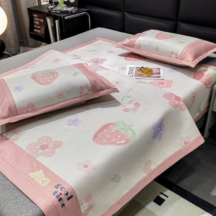 91家纺网 家纺一手货源 找家纺 宜家坊 2024新款A类抗菌数码印花冰藤凉席 床席款-草莓物语