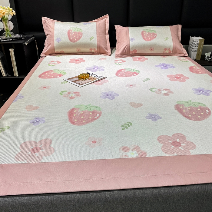 91家纺网 家纺一手货源 找家纺 宜家坊 2024新款A类抗菌数码印花冰藤凉席 床席款-草莓物语