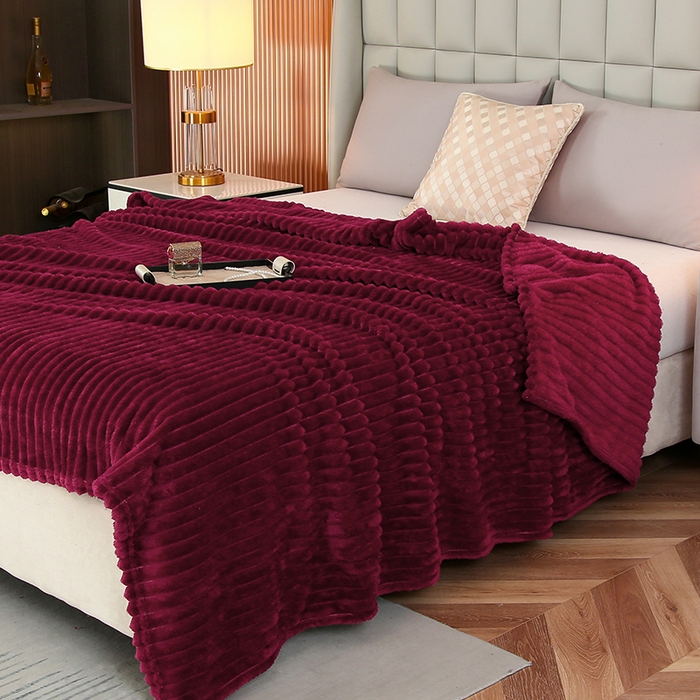 91家纺网 家纺一手货源 找家纺 枋梢跨境电商 2025新款加厚加宽抽条3.3cm法兰绒牛奶绒盖毯 酒红