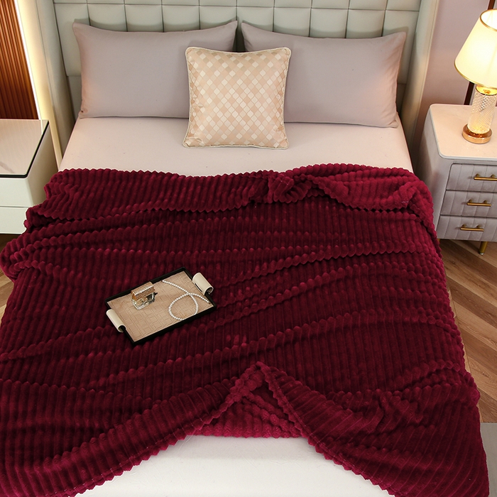 91家纺网 家纺一手货源 找家纺 枋梢跨境电商 2025新款加厚加宽抽条3.3cm法兰绒牛奶绒盖毯 酒红
