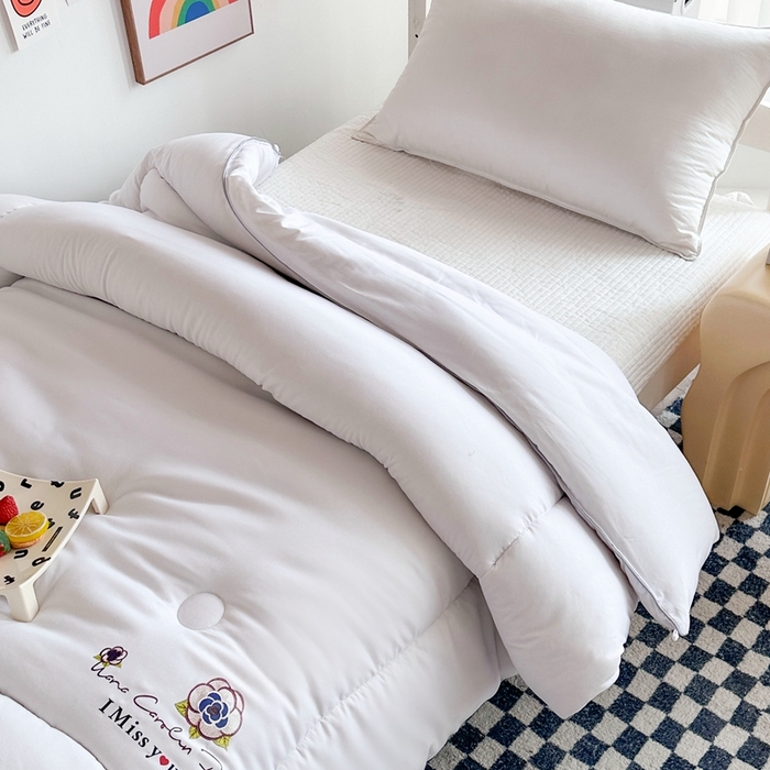 91家纺网 家纺一手货源 找家纺 招财狼家纺  2024新款水洗磨毛学生大豆被夏被春秋被多被芯被子 山茶花 白色