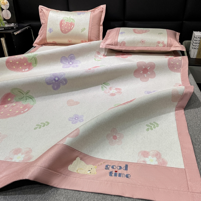 91家纺网 家纺一手货源 找家纺 宜家坊 2024新款A类抗菌数码印花冰藤凉席 床席款-草莓物语