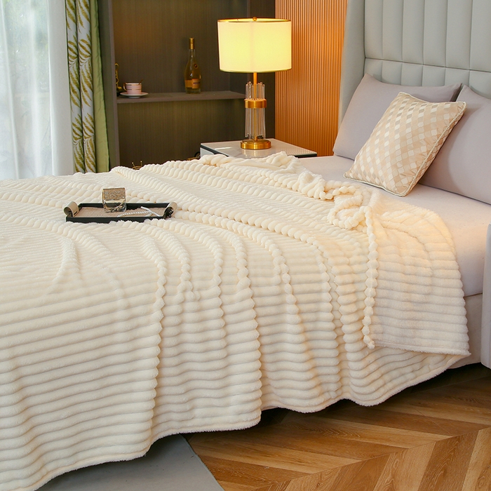 91家纺网 家纺一手货源 找家纺 枋梢跨境电商 2025新款加厚加宽抽条3.3cm法兰绒牛奶绒盖毯 米白