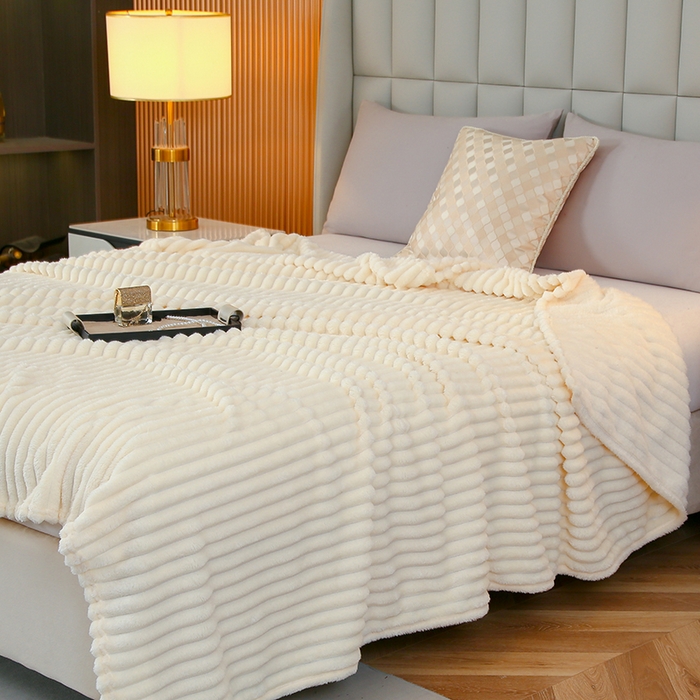 91家纺网 家纺一手货源 找家纺 枋梢跨境电商 2025新款加厚加宽抽条3.3cm法兰绒牛奶绒盖毯 米白