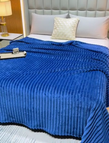 91家纺网 家纺一手货源 找家纺 枋梢跨境电商 2025新款加厚加宽抽条3.3cm法兰绒牛奶绒盖毯 宝蓝