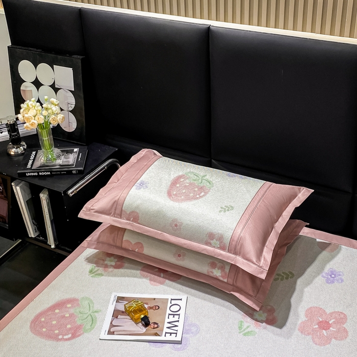 91家纺网 家纺一手货源 找家纺 宜家坊 2024新款A类抗菌数码印花冰藤凉席 床席款-草莓物语