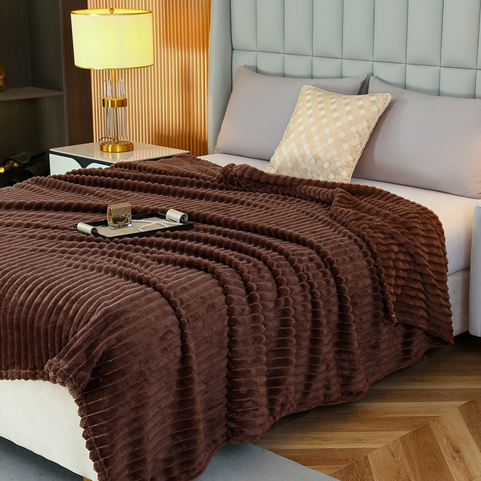 91家纺网 家纺一手货源 找家纺 枋梢跨境电商 2025新款加厚加宽抽条3.3cm法兰绒牛奶绒盖毯 咖啡