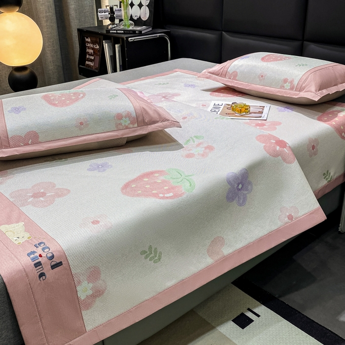 91家纺网 家纺一手货源 找家纺 宜家坊 2024新款A类抗菌数码印花冰藤凉席 床席款-草莓物语