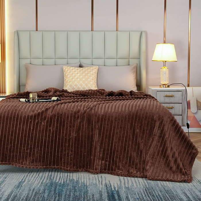 91家纺网 家纺一手货源 找家纺 枋梢跨境电商 2025新款加厚加宽抽条3.3cm法兰绒牛奶绒盖毯 咖啡