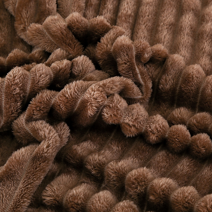 91家纺网 家纺一手货源 找家纺 枋梢跨境电商 2025新款加厚加宽抽条3.3cm法兰绒牛奶绒盖毯 咖啡