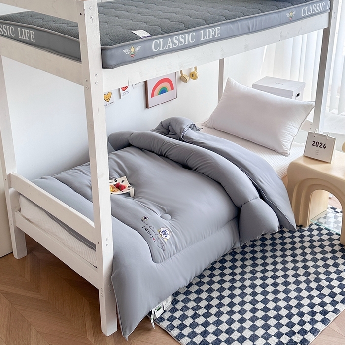 91家纺网 家纺一手货源 找家纺 招财狼家纺  2024新款水洗磨毛学生大豆被夏被春秋被多被芯被子 山茶花 灰色