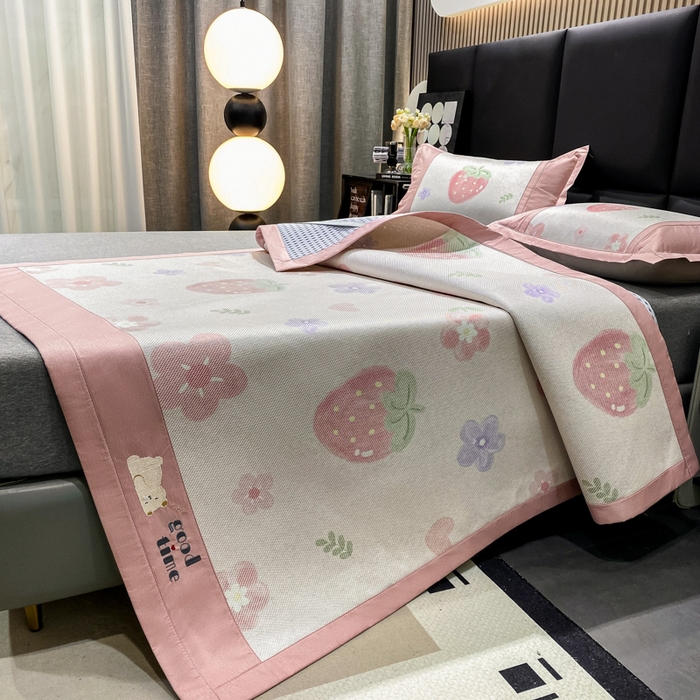 91家纺网 家纺一手货源 找家纺 宜家坊 2024新款A类抗菌数码印花冰藤凉席 床席款-草莓物语