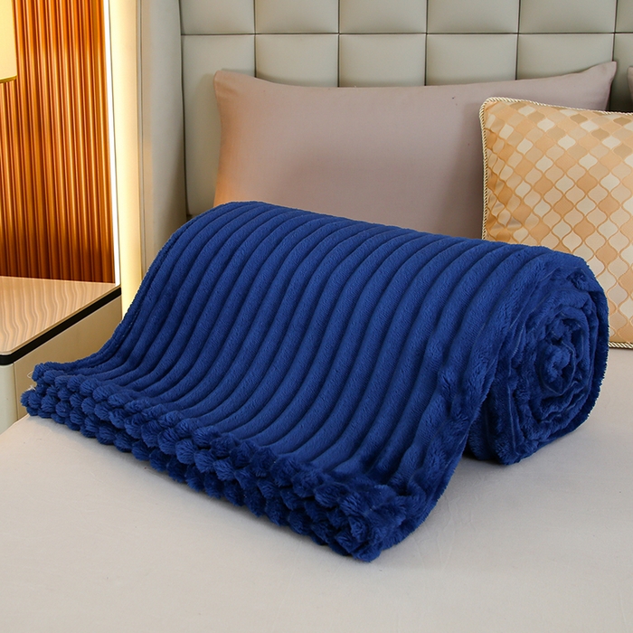 91家纺网 家纺一手货源 找家纺 枋梢跨境电商 2025新款加厚加宽抽条3.3cm法兰绒牛奶绒盖毯 宝蓝