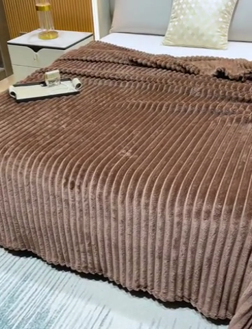91家纺网 家纺一手货源 找家纺 枋梢跨境电商 2025新款加厚加宽抽条3.3cm法兰绒牛奶绒盖毯 咖啡