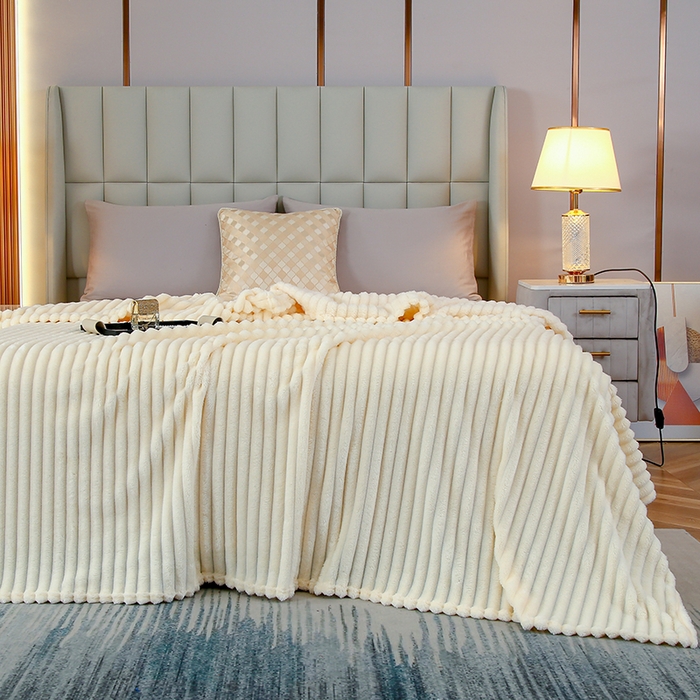 91家纺网 家纺一手货源 找家纺 枋梢跨境电商 2025新款加厚加宽抽条3.3cm法兰绒牛奶绒盖毯 米白