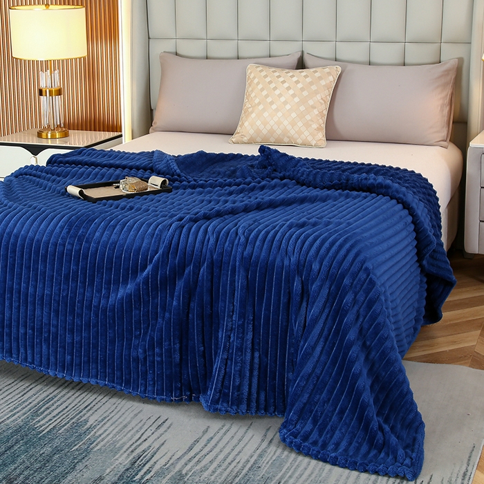 91家纺网 家纺一手货源 找家纺 枋梢跨境电商 2025新款加厚加宽抽条3.3cm法兰绒牛奶绒盖毯 宝蓝