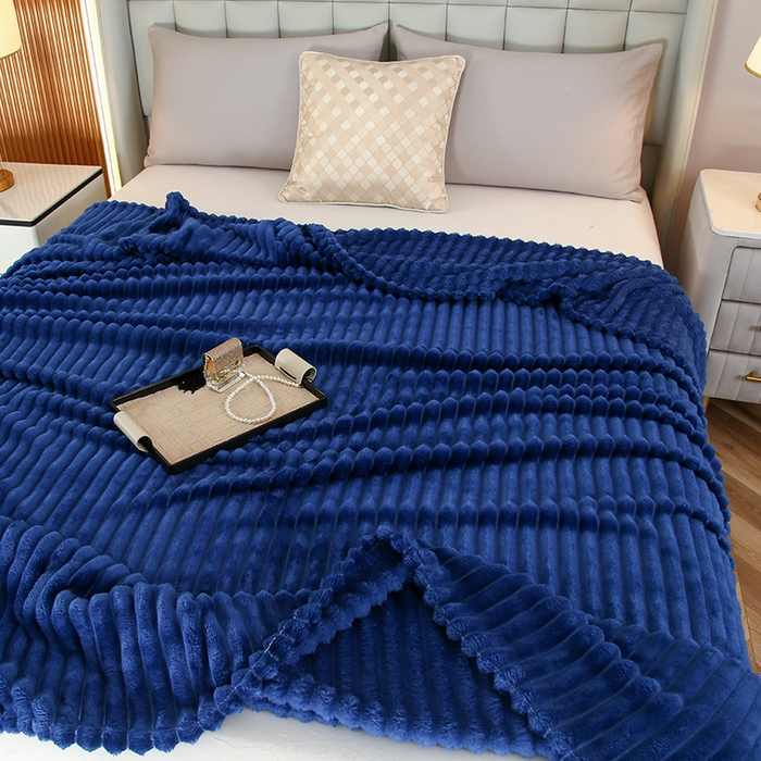 91家纺网 家纺一手货源 找家纺 枋梢跨境电商 2025新款加厚加宽抽条3.3cm法兰绒牛奶绒盖毯 宝蓝