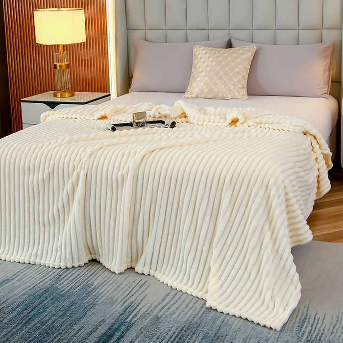 91家纺网 家纺一手货源 找家纺 枋梢跨境电商 2025新款加厚加宽抽条3.3cm法兰绒牛奶绒盖毯 米白