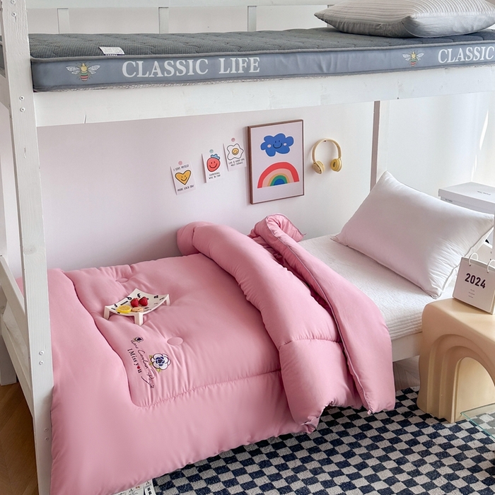 91家纺网 家纺一手货源 找家纺 招财狼家纺  2024新款水洗磨毛学生大豆被夏被春秋被多被芯被子 山茶花 粉色