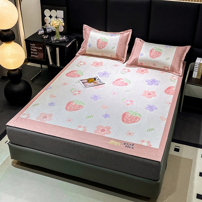 91家纺网 家纺一手货源 找家纺 宜家坊 2024新款A类抗菌数码印花冰藤凉席 床席款-草莓物语