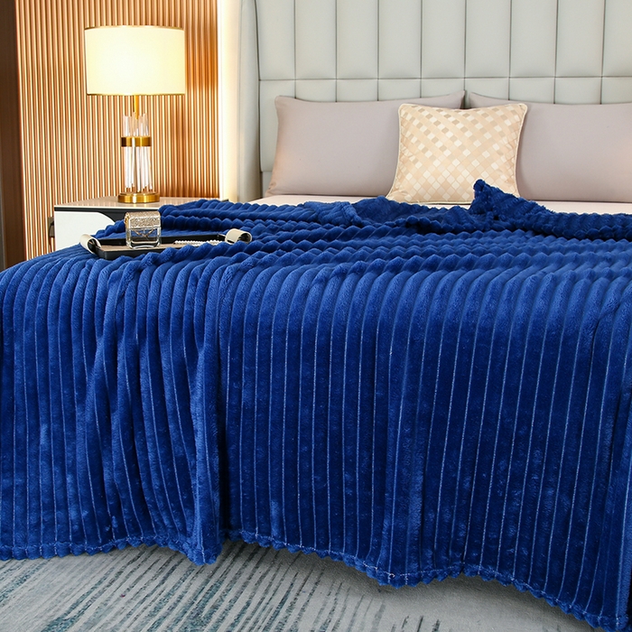 91家纺网 家纺一手货源 找家纺 枋梢跨境电商 2025新款加厚加宽抽条3.3cm法兰绒牛奶绒盖毯 宝蓝