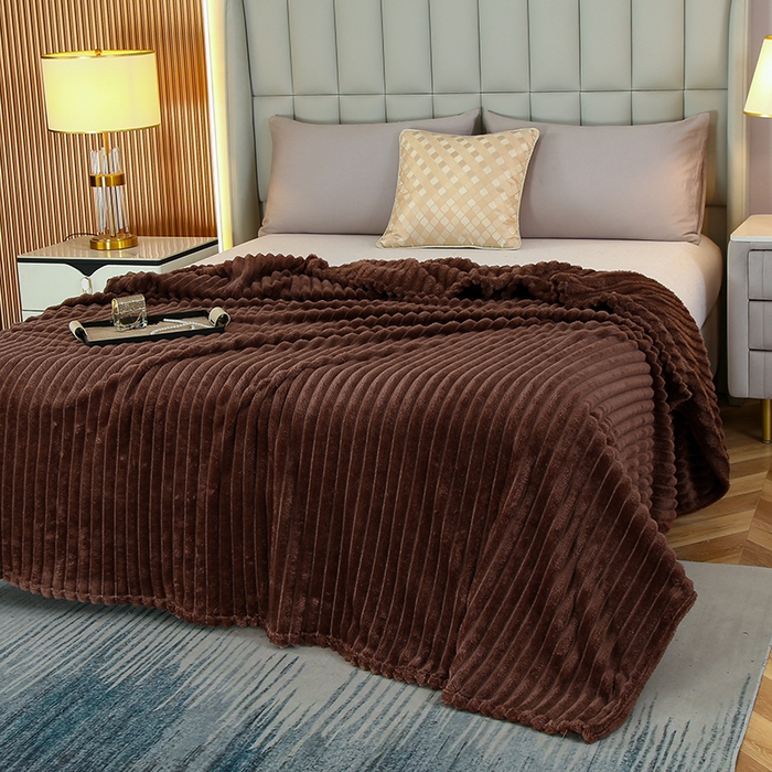 91家纺网 家纺一手货源 找家纺 枋梢跨境电商 2025新款加厚加宽抽条3.3cm法兰绒牛奶绒盖毯 咖啡