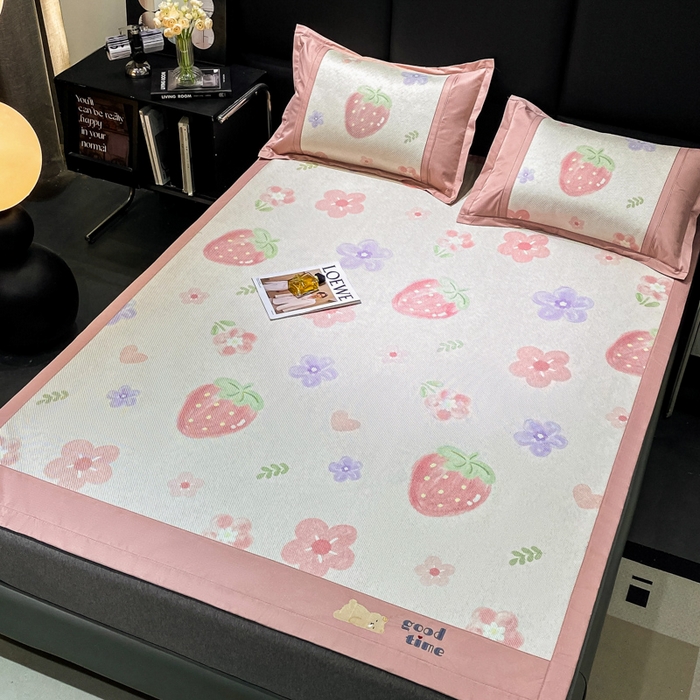 91家纺网 家纺一手货源 找家纺 宜家坊 2024新款A类抗菌数码印花冰藤凉席 床席款-草莓物语