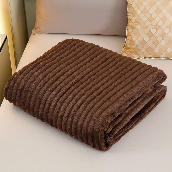 91家纺网 家纺一手货源 找家纺 枋梢跨境电商 2025新款加厚加宽抽条3.3cm法兰绒牛奶绒盖毯 咖啡