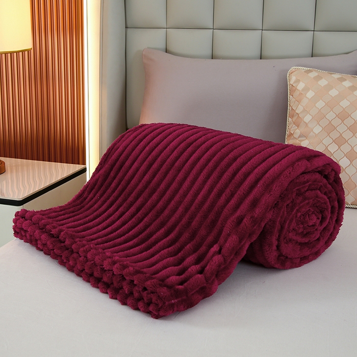 91家纺网 家纺一手货源 找家纺 枋梢跨境电商 2025新款加厚加宽抽条3.3cm法兰绒牛奶绒盖毯 酒红