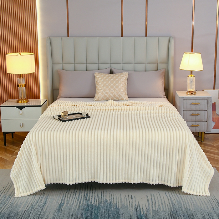 91家纺网 家纺一手货源 找家纺 枋梢跨境电商 2025新款加厚加宽抽条3.3cm法兰绒牛奶绒盖毯 米白