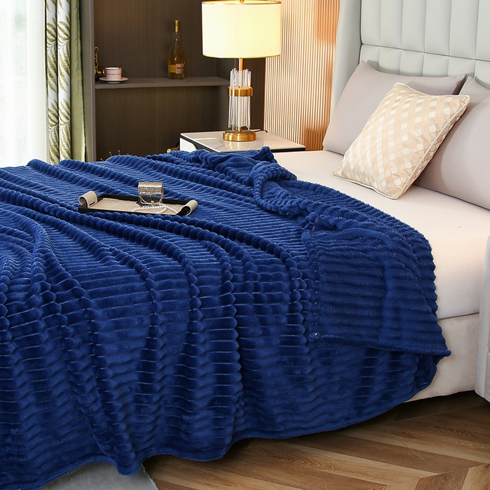 91家纺网 家纺一手货源 找家纺 枋梢跨境电商 2025新款加厚加宽抽条3.3cm法兰绒牛奶绒盖毯 宝蓝
