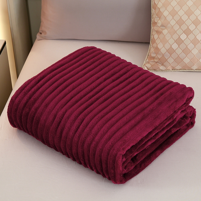 91家纺网 家纺一手货源 找家纺 枋梢跨境电商 2025新款加厚加宽抽条3.3cm法兰绒牛奶绒盖毯 酒红