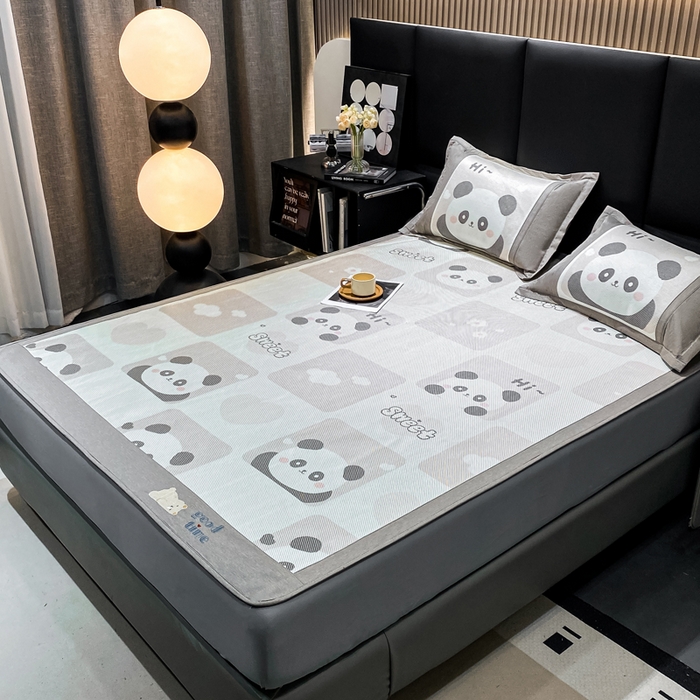 91家纺网 家纺一手货源 找家纺 宜家坊 2024新款A类抗菌数码印花冰藤凉席 床笠款-熊猫格格