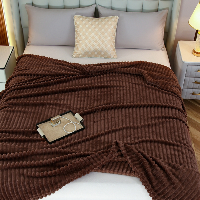 91家纺网 家纺一手货源 找家纺 枋梢跨境电商 2025新款加厚加宽抽条3.3cm法兰绒牛奶绒盖毯 咖啡