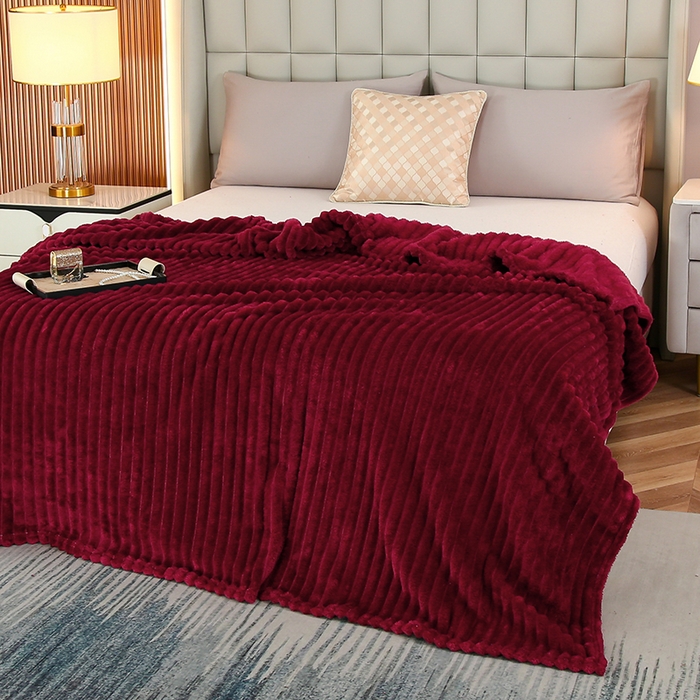 91家纺网 家纺一手货源 找家纺 枋梢跨境电商 2025新款加厚加宽抽条3.3cm法兰绒牛奶绒盖毯 酒红
