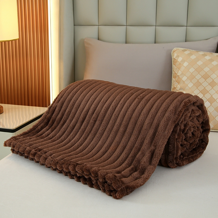 91家纺网 家纺一手货源 找家纺 枋梢跨境电商 2025新款加厚加宽抽条3.3cm法兰绒牛奶绒盖毯 咖啡