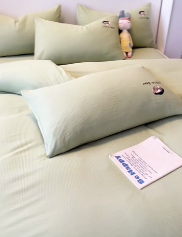 91家纺网 家纺一手货源 找家纺 眠帛家居 2024新款水洗棉提花刺绣四件套-熊先生 熊先生-奶油绿