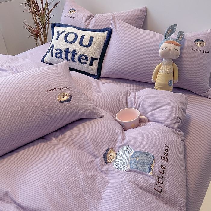 91家纺网 家纺一手货源 找家纺 眠帛家居 2024新款水洗棉提花刺绣四件套-熊先生 熊先生-丁香紫