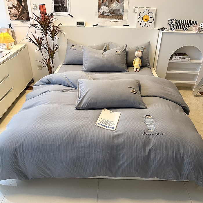 91家纺网 家纺一手货源 找家纺 眠帛家居 2024新款水洗棉提花刺绣四件套-熊先生 熊先生-雾灰